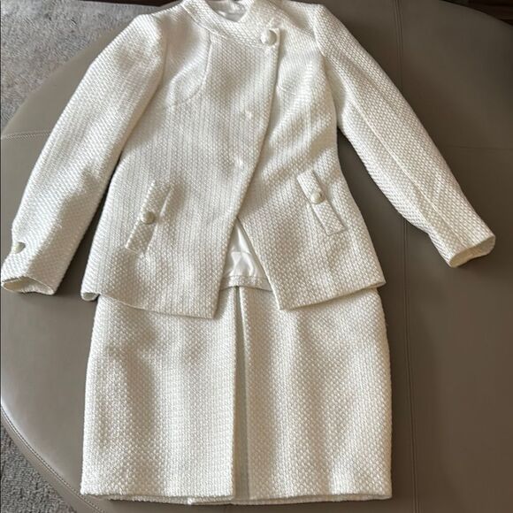 Matching Jacket & Skirt Suit in White Tweed Pattern. Size Medium. - Picture 1 of 7